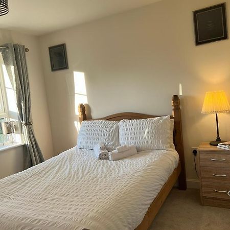 Cosy Double Room With Private Bathroom Homestay Caldecote ภายนอก รูปภาพ