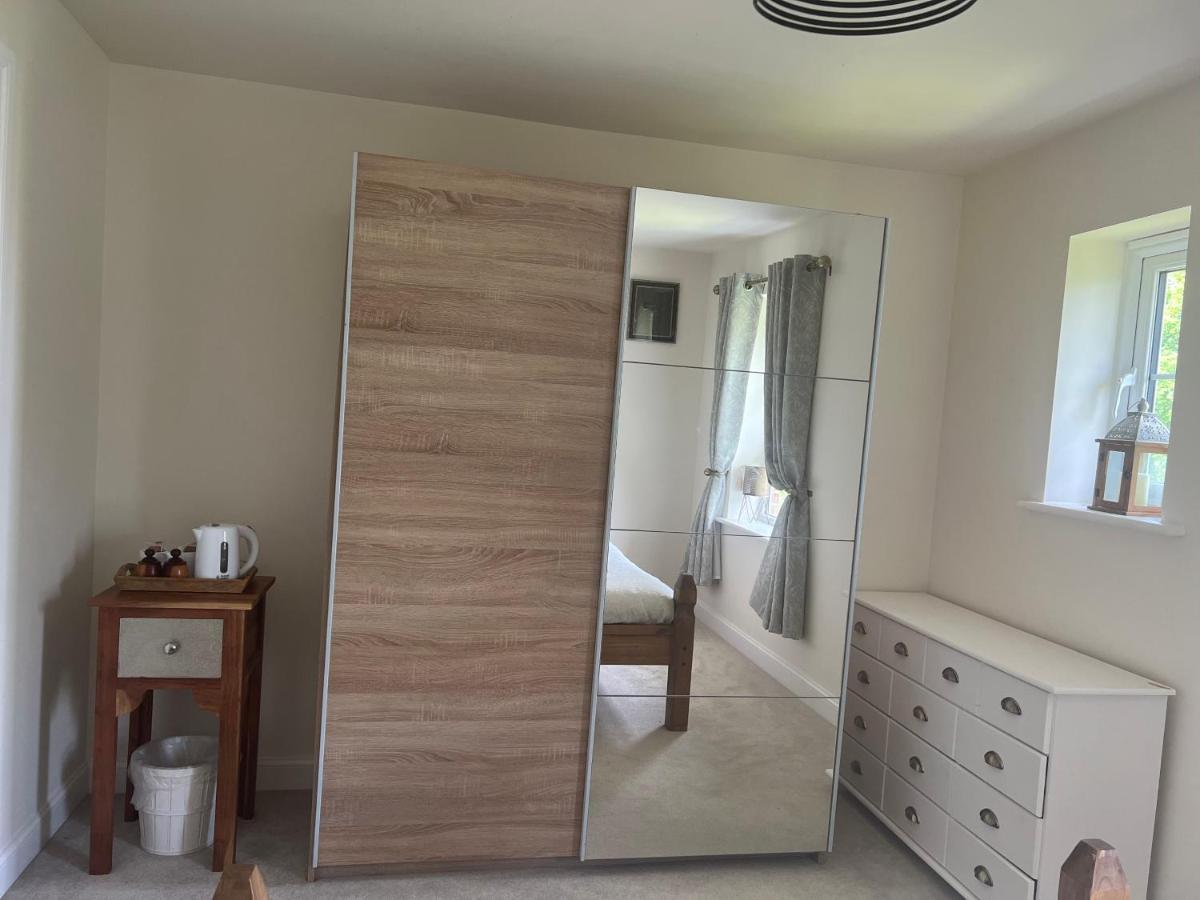 Cosy Double Room With Private Bathroom Homestay Caldecote ภายนอก รูปภาพ
