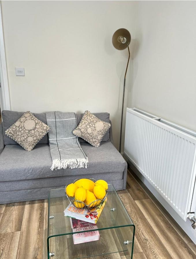 Cosy Double Room With Private Bathroom Homestay Caldecote ภายนอก รูปภาพ