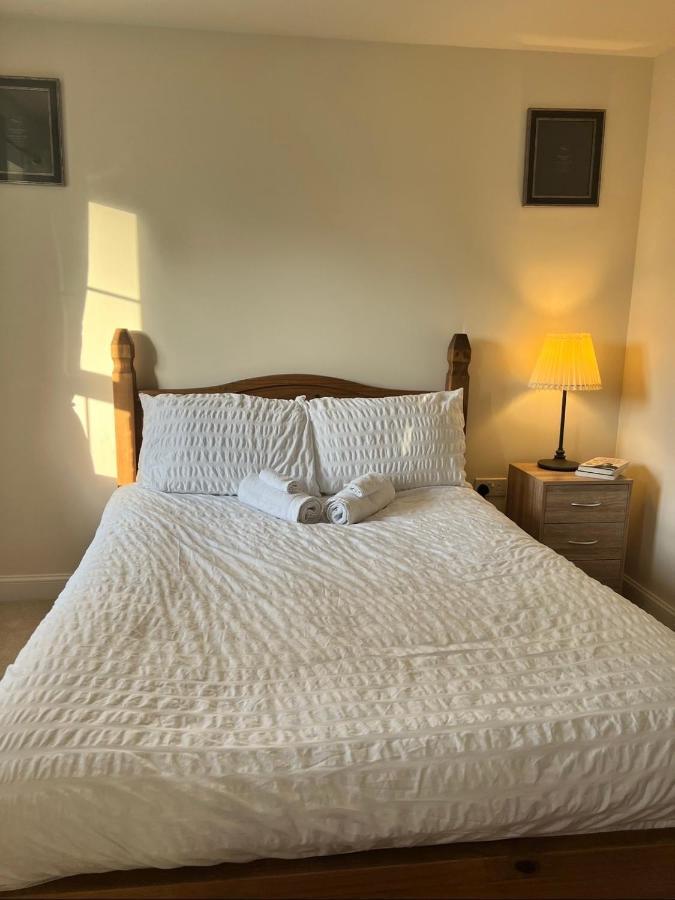 Cosy Double Room With Private Bathroom Homestay Caldecote ภายนอก รูปภาพ